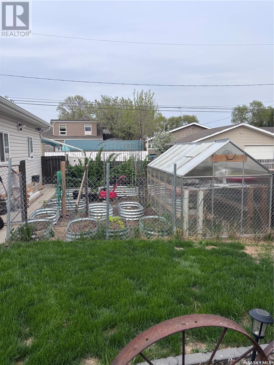 Photo 42 of 377 8th Avenue Nw, Swift Current SK