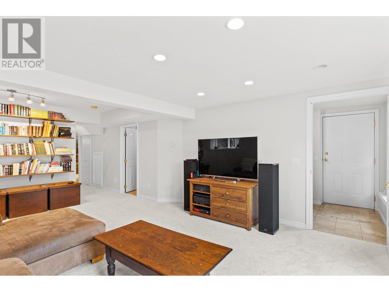 396 McCarren Avenue, Kelowna