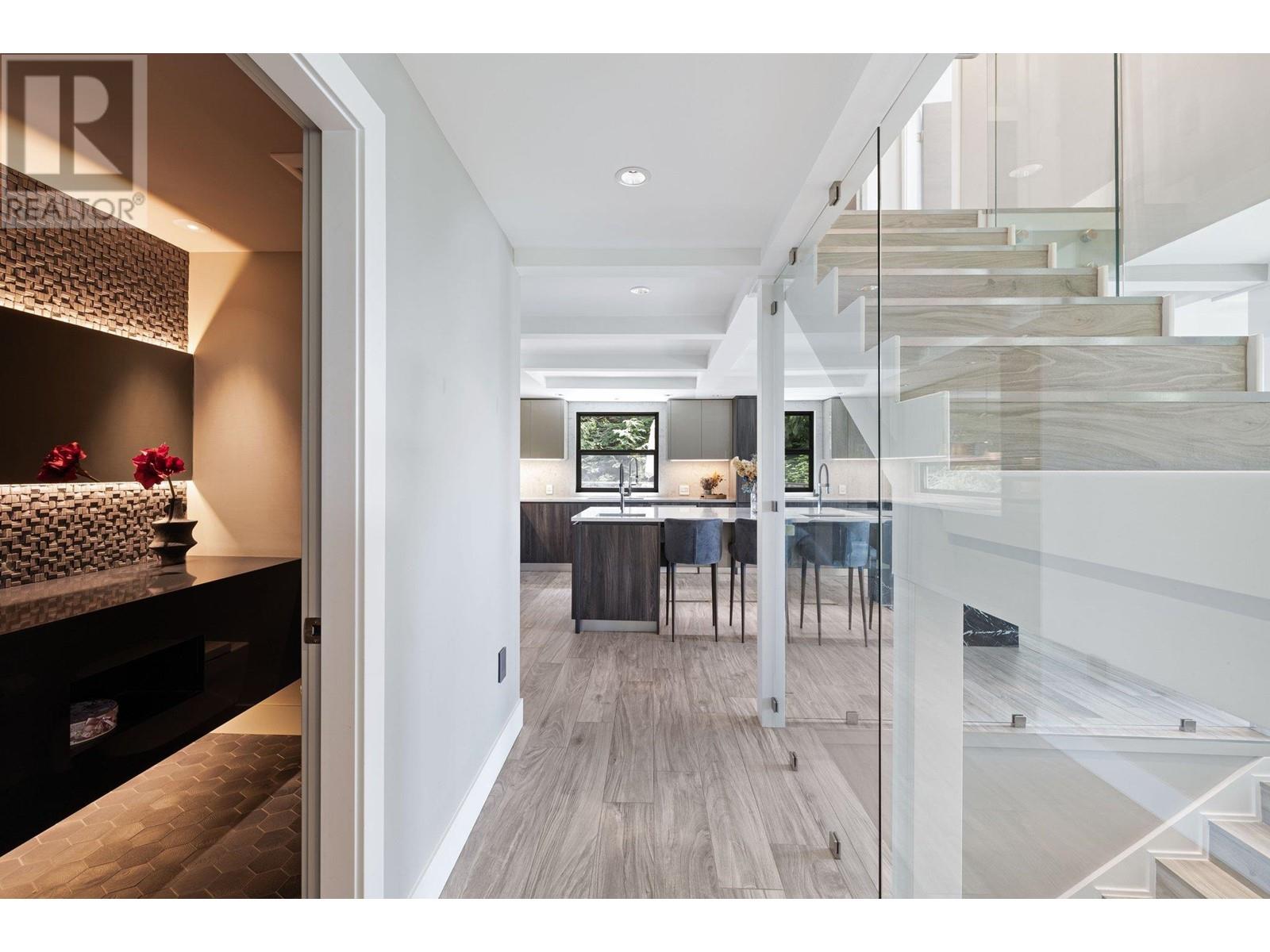 445 MOUNTAIN DRIVE, Lions Bay