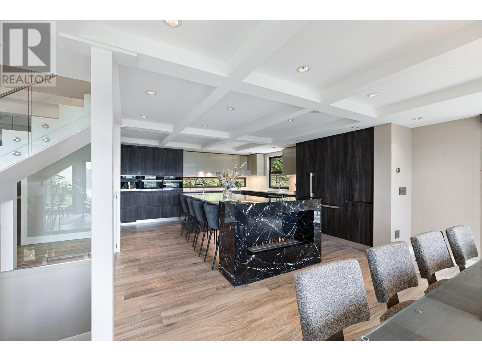 445 MOUNTAIN DRIVE, Lions Bay