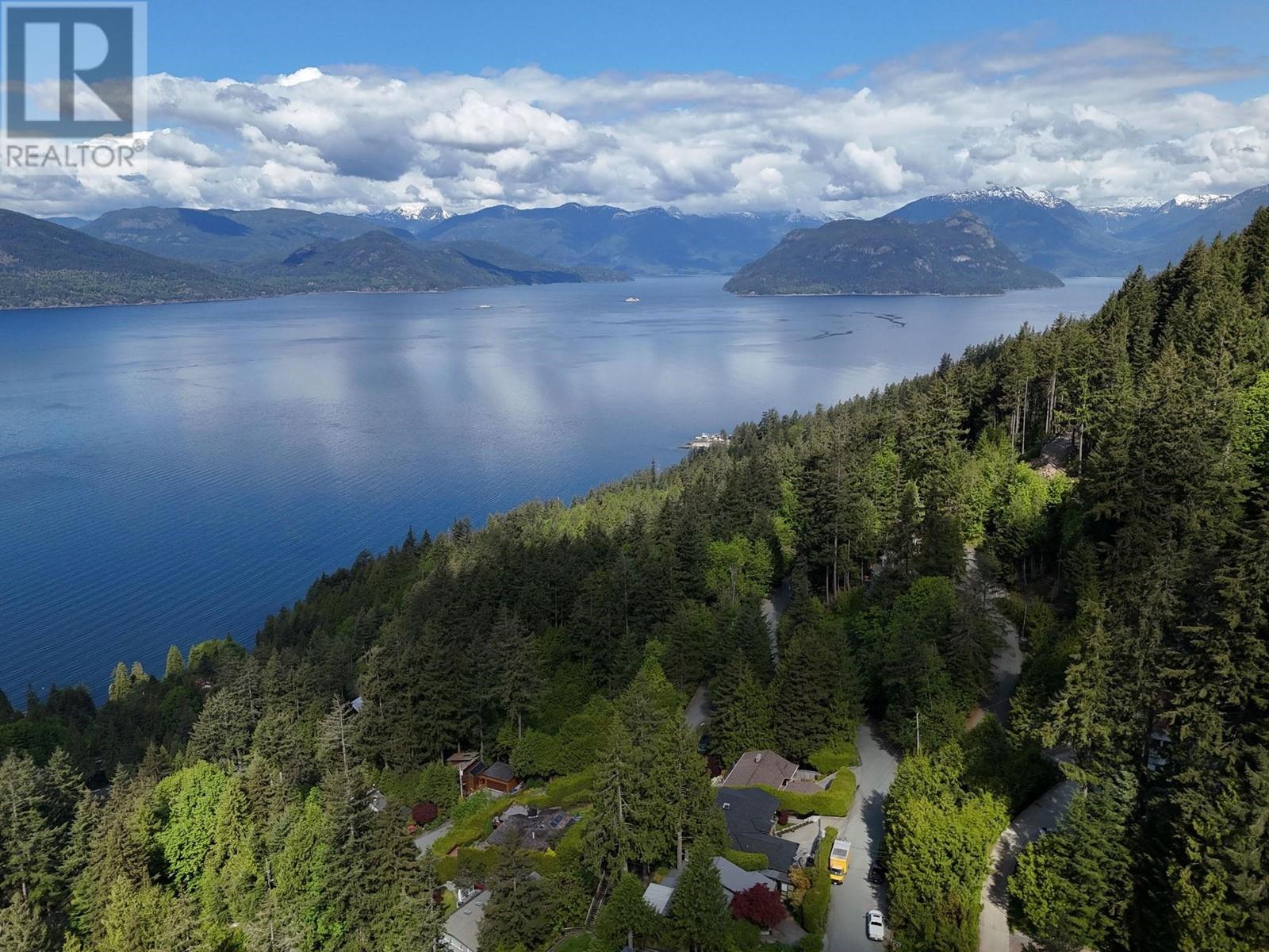 445 MOUNTAIN DRIVE, Lions Bay