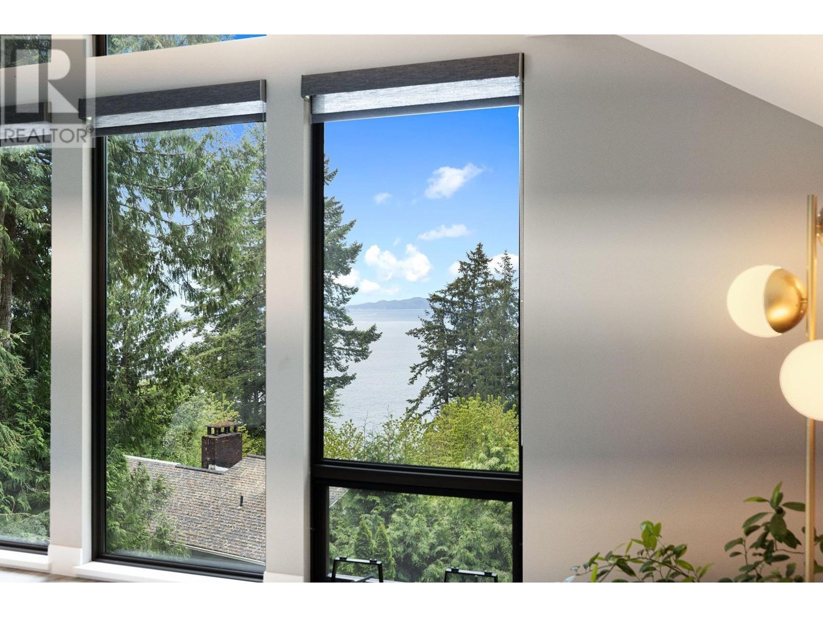 445 MOUNTAIN DRIVE, Lions Bay