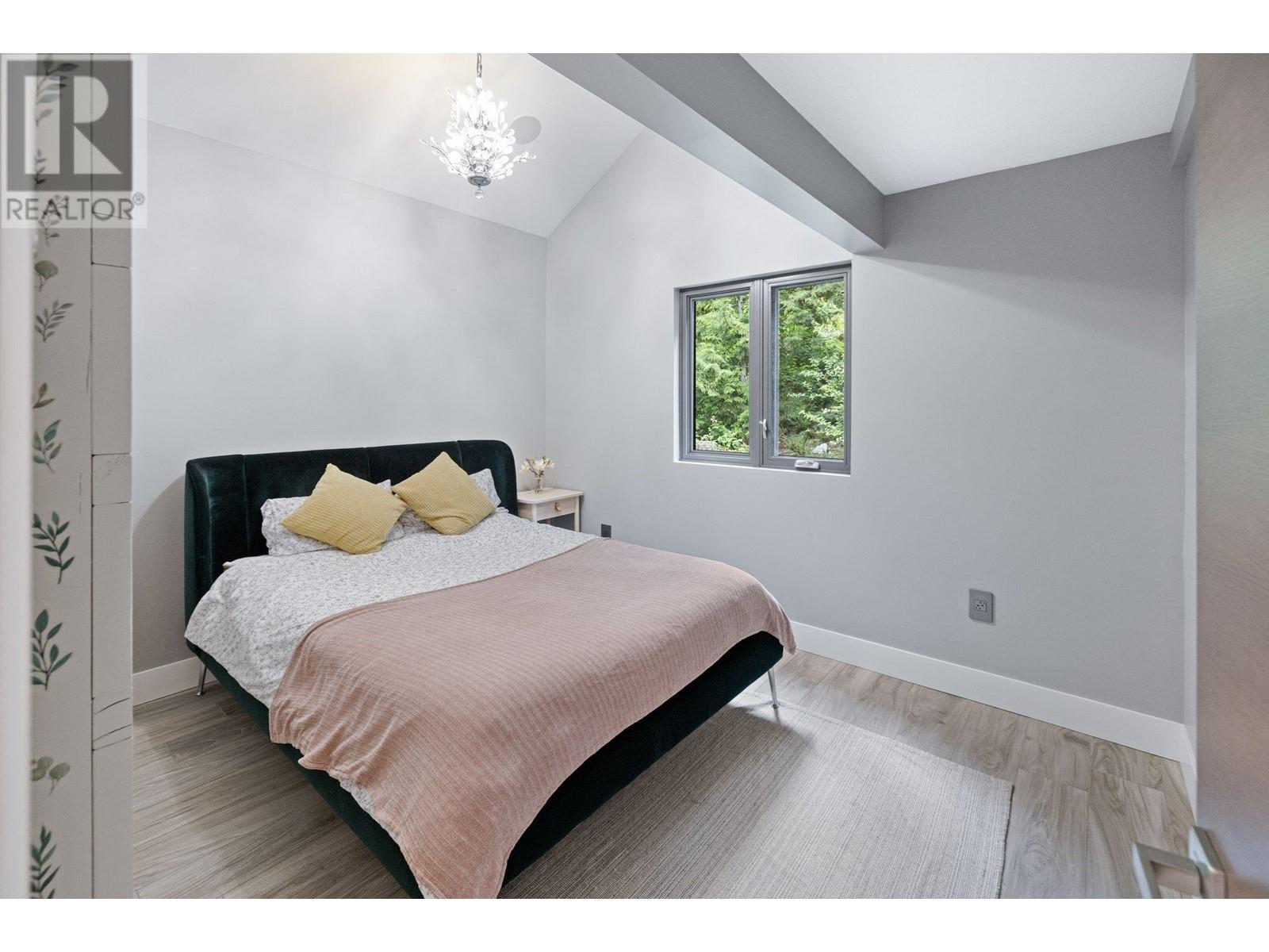 445 MOUNTAIN DRIVE, Lions Bay