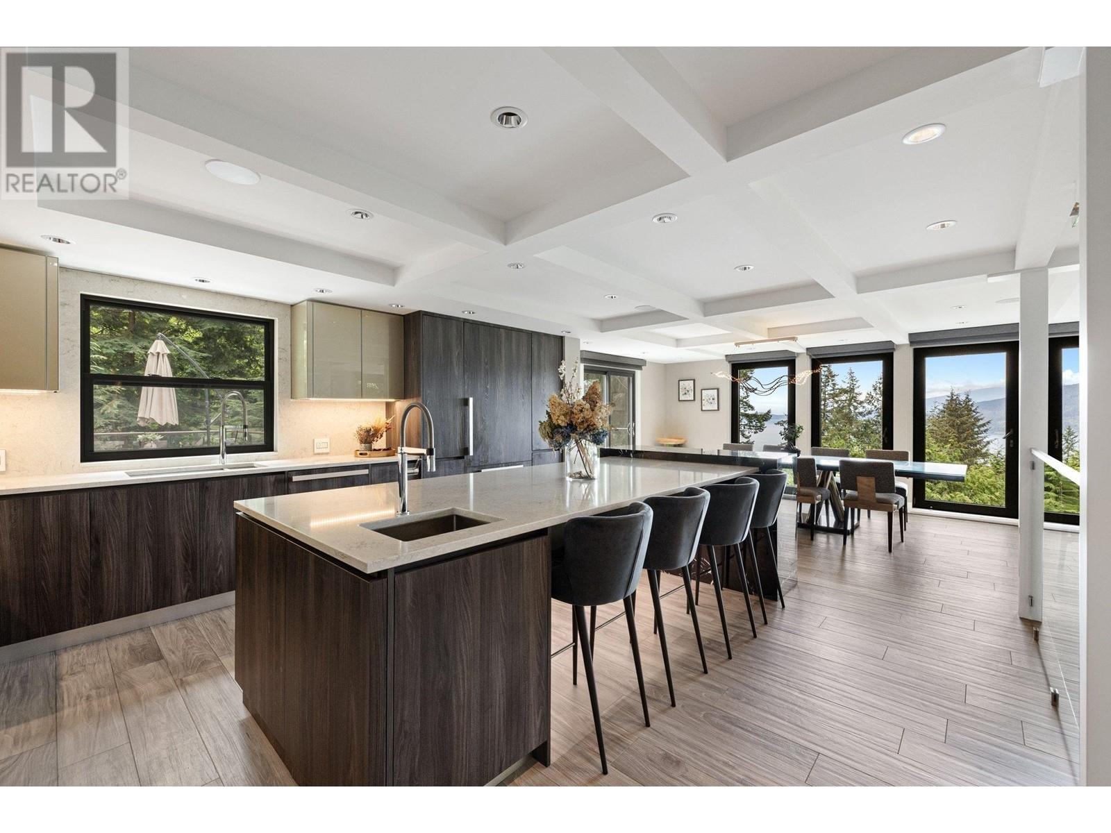 445 MOUNTAIN DRIVE, Lions Bay