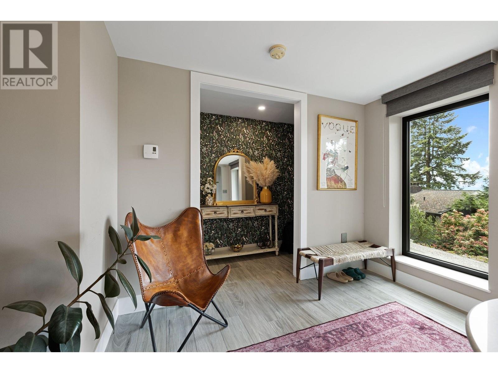 445 MOUNTAIN DRIVE, Lions Bay
