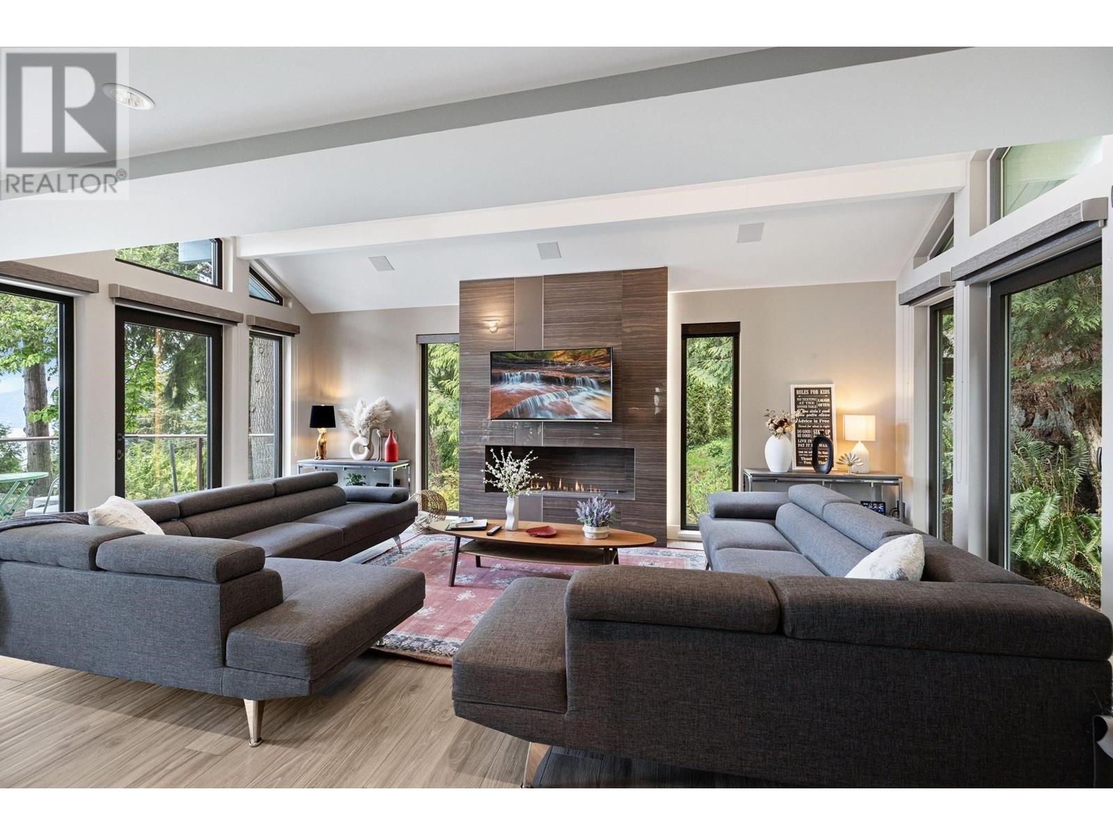 445 MOUNTAIN DRIVE, Lions Bay