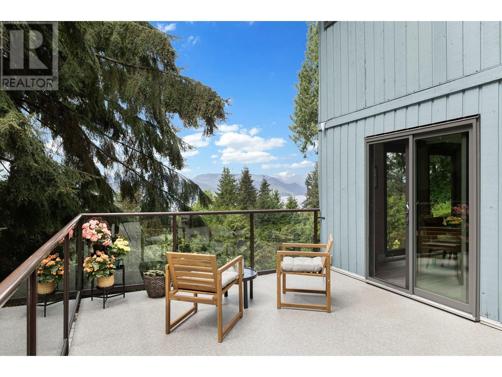 445 MOUNTAIN DRIVE, Lions Bay