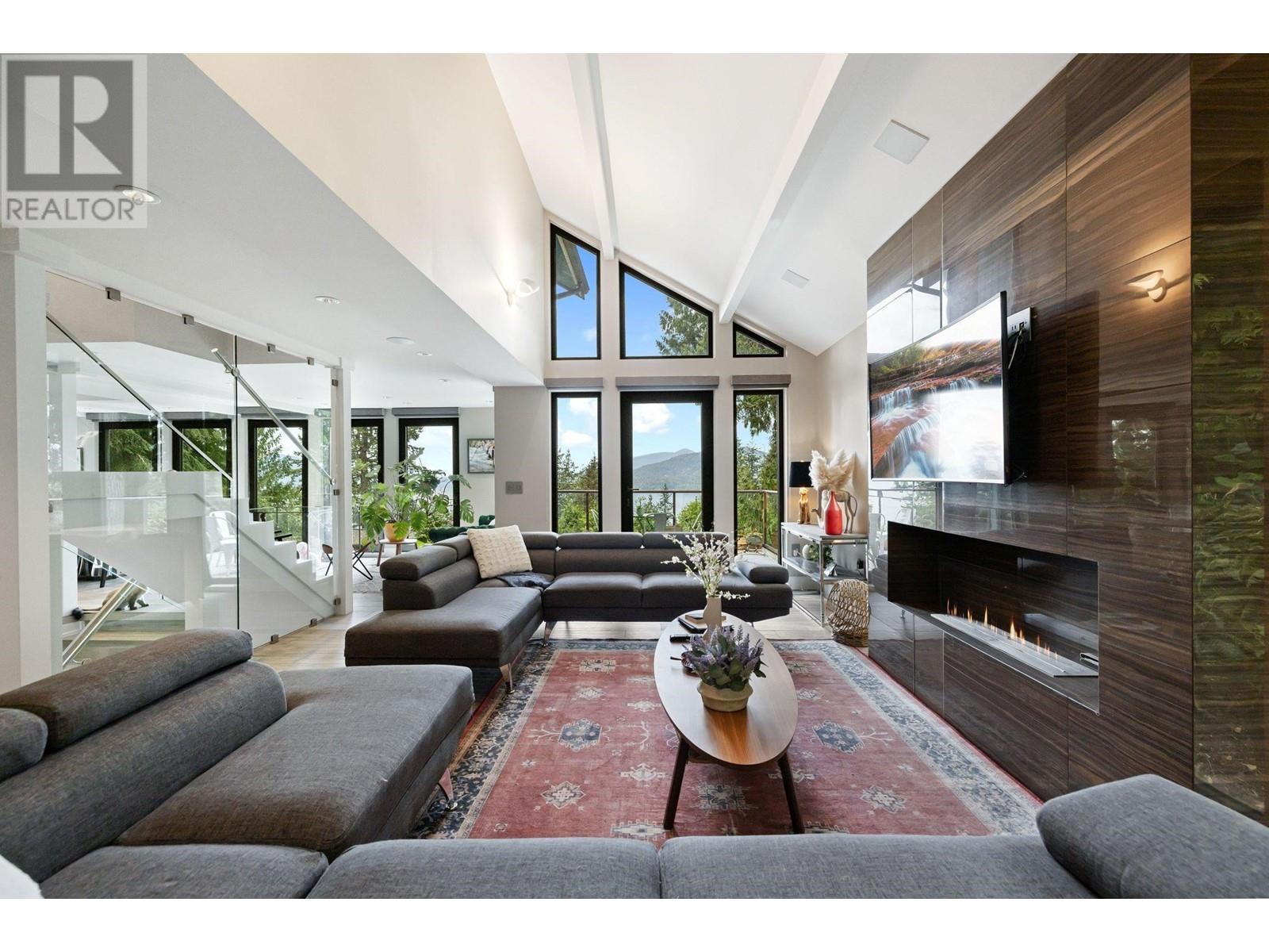 445 MOUNTAIN DRIVE, Lions Bay