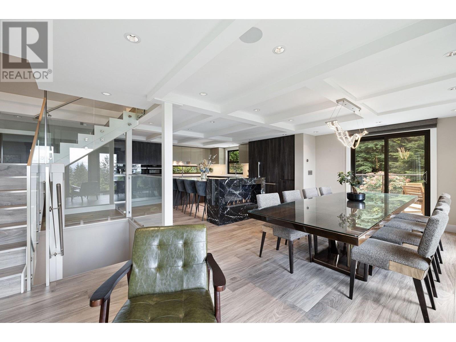 445 MOUNTAIN DRIVE, Lions Bay