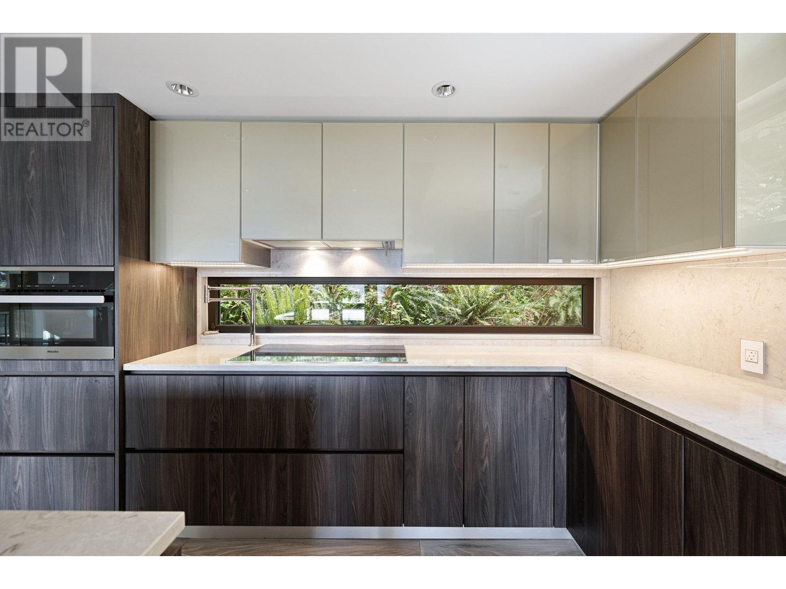 445 MOUNTAIN DRIVE, Lions Bay