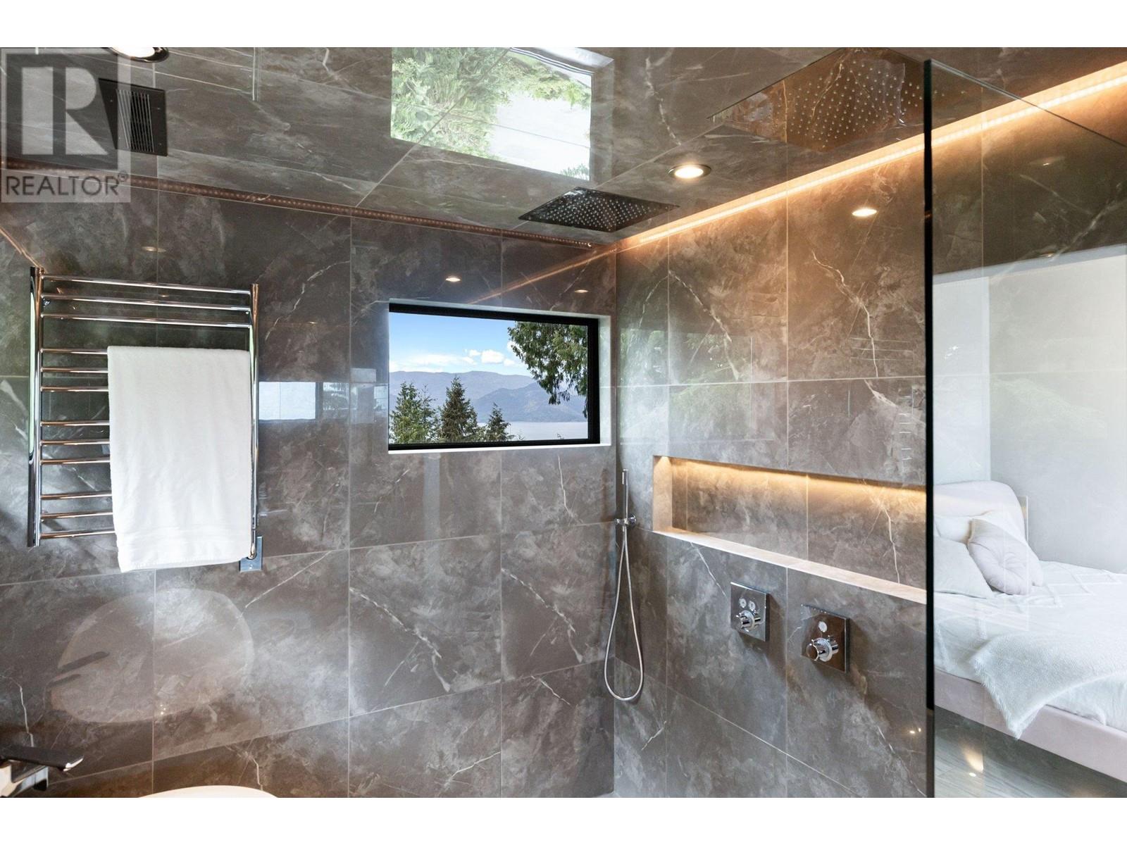 445 MOUNTAIN DRIVE, Lions Bay