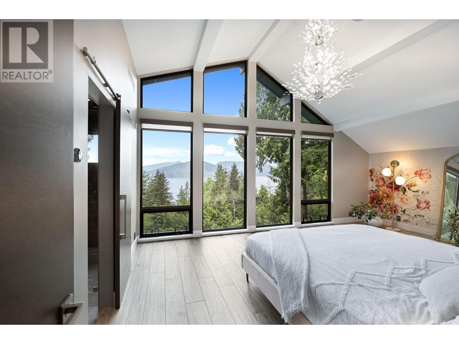 445 MOUNTAIN DRIVE, Lions Bay