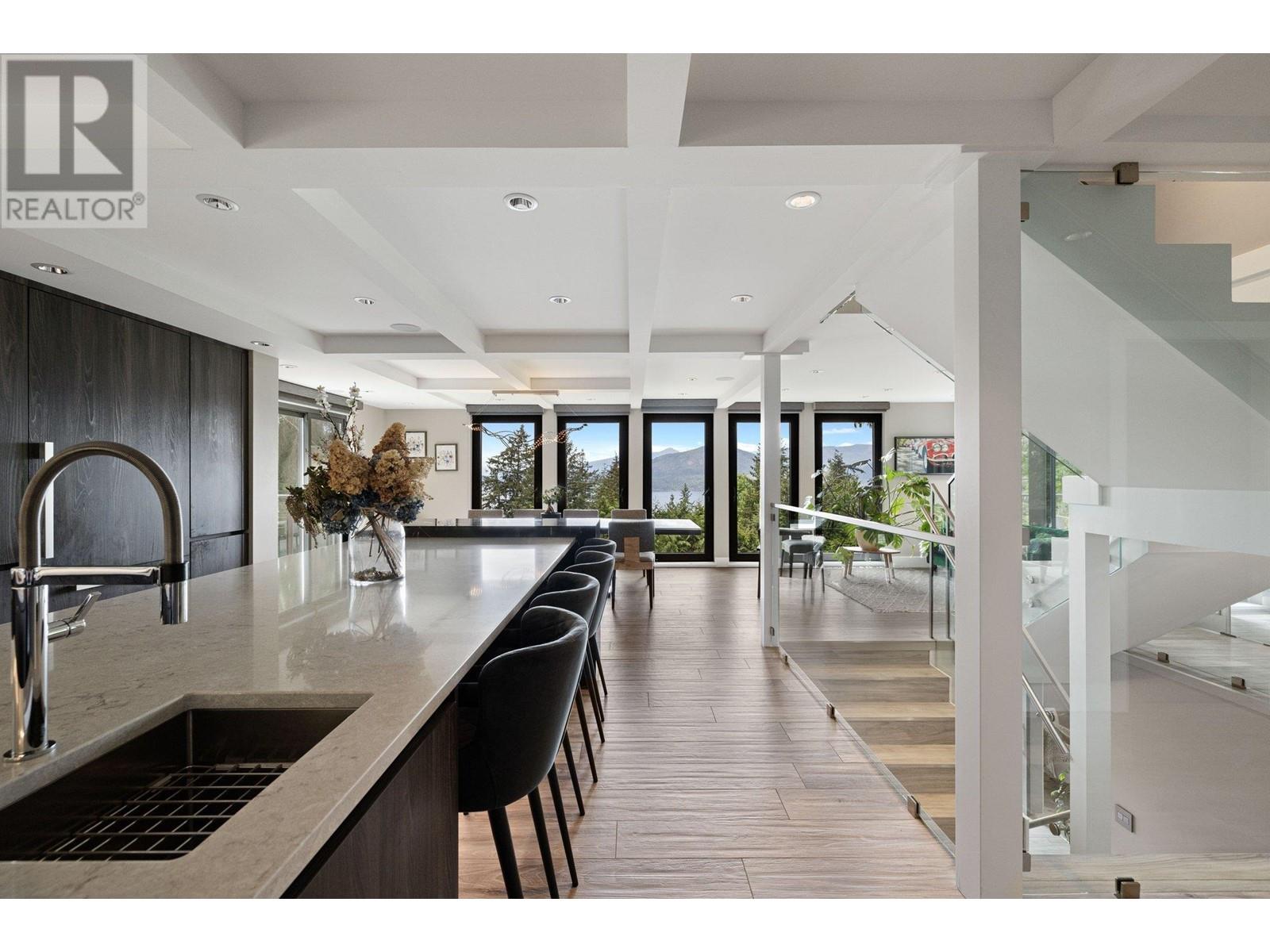 445 MOUNTAIN DRIVE, Lions Bay