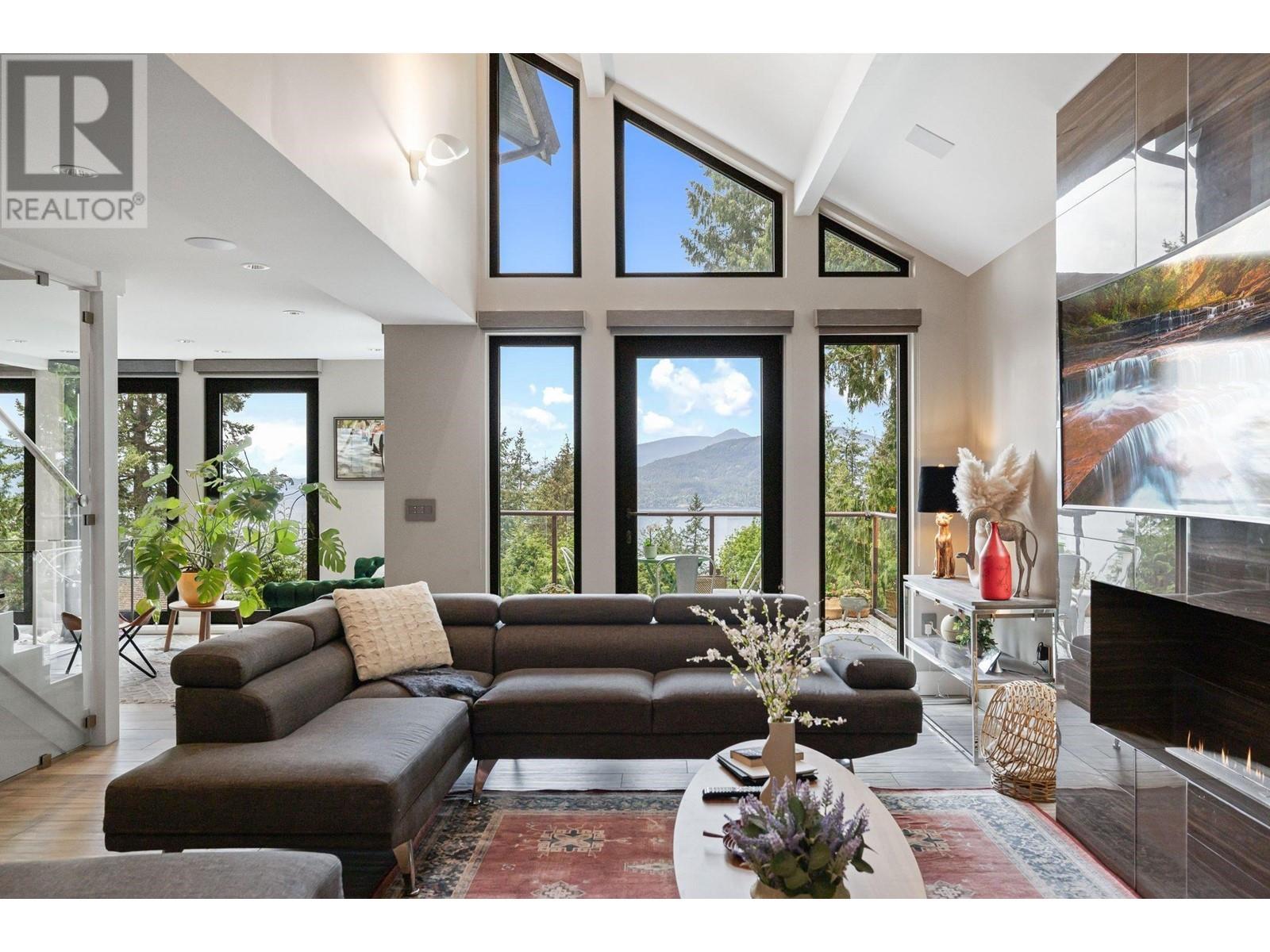 445 MOUNTAIN DRIVE, Lions Bay