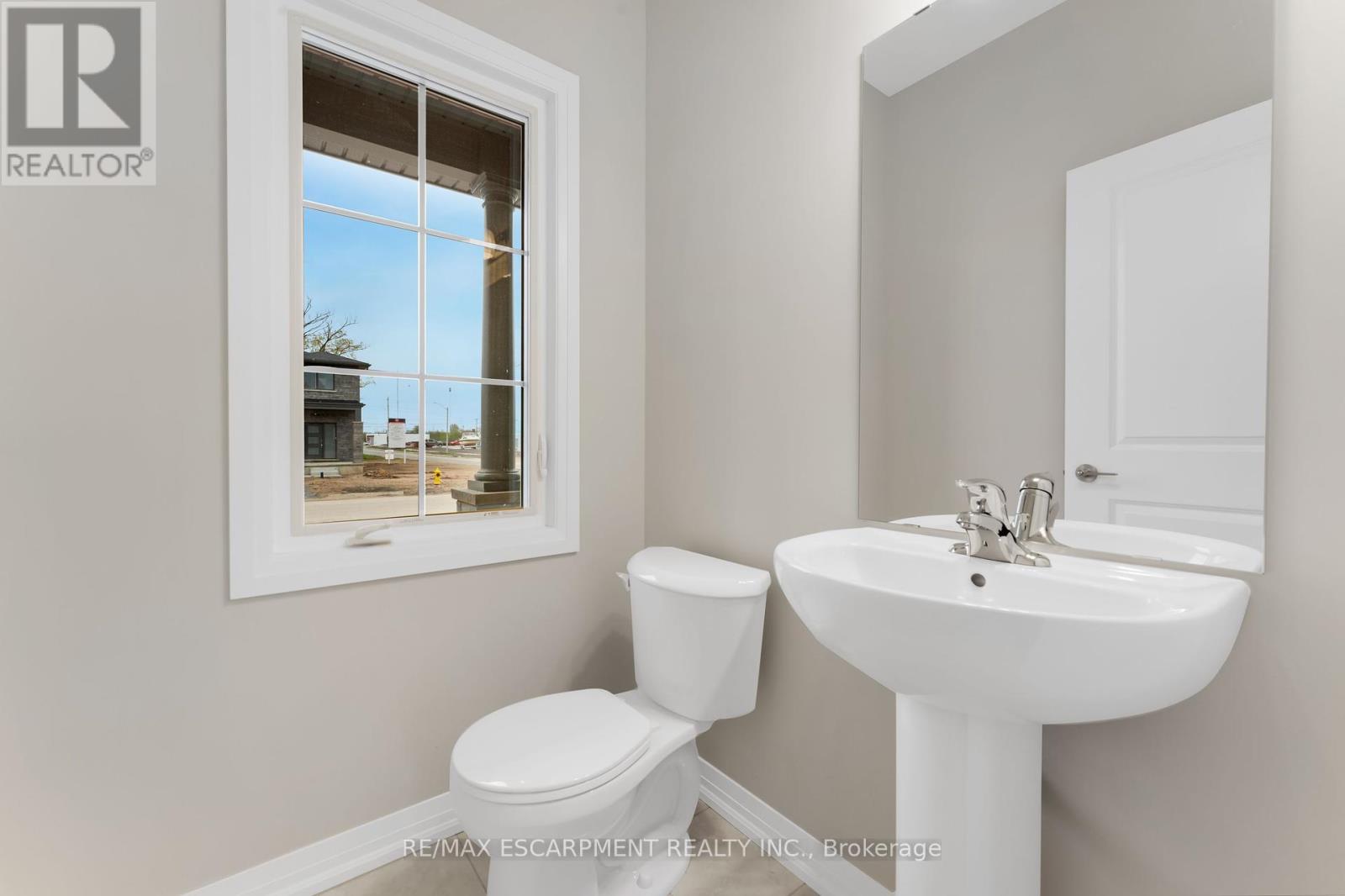 Photo 2 of 778 Bradford Avenue, Fort Erie ON