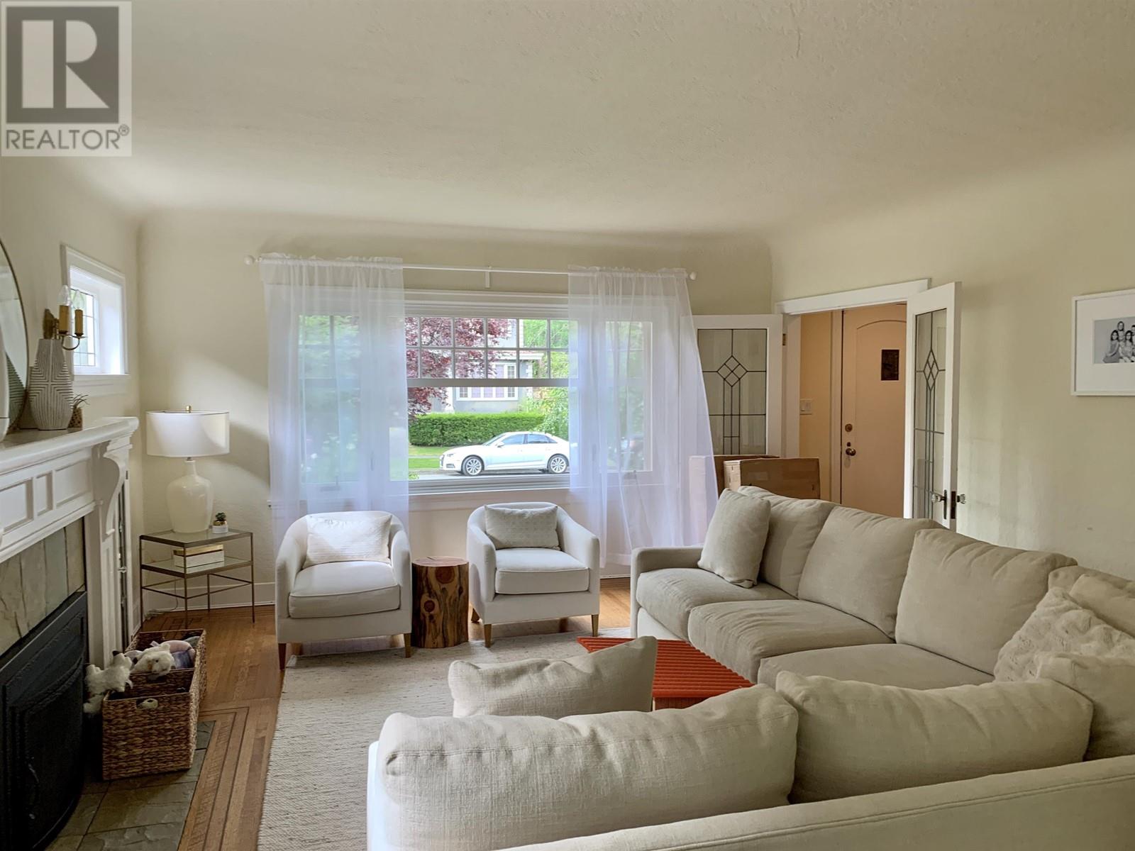 Photo 3 of 3250 W 35 Th Avenue, Vancouver BC