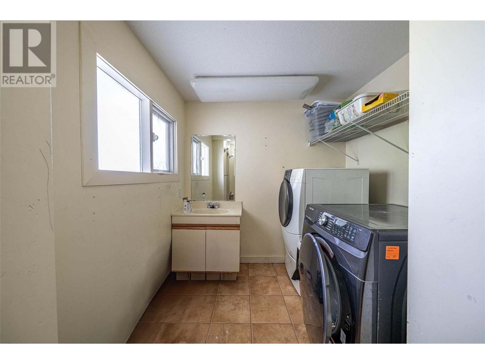 1956 Rosedale E Avenue, Armstrong