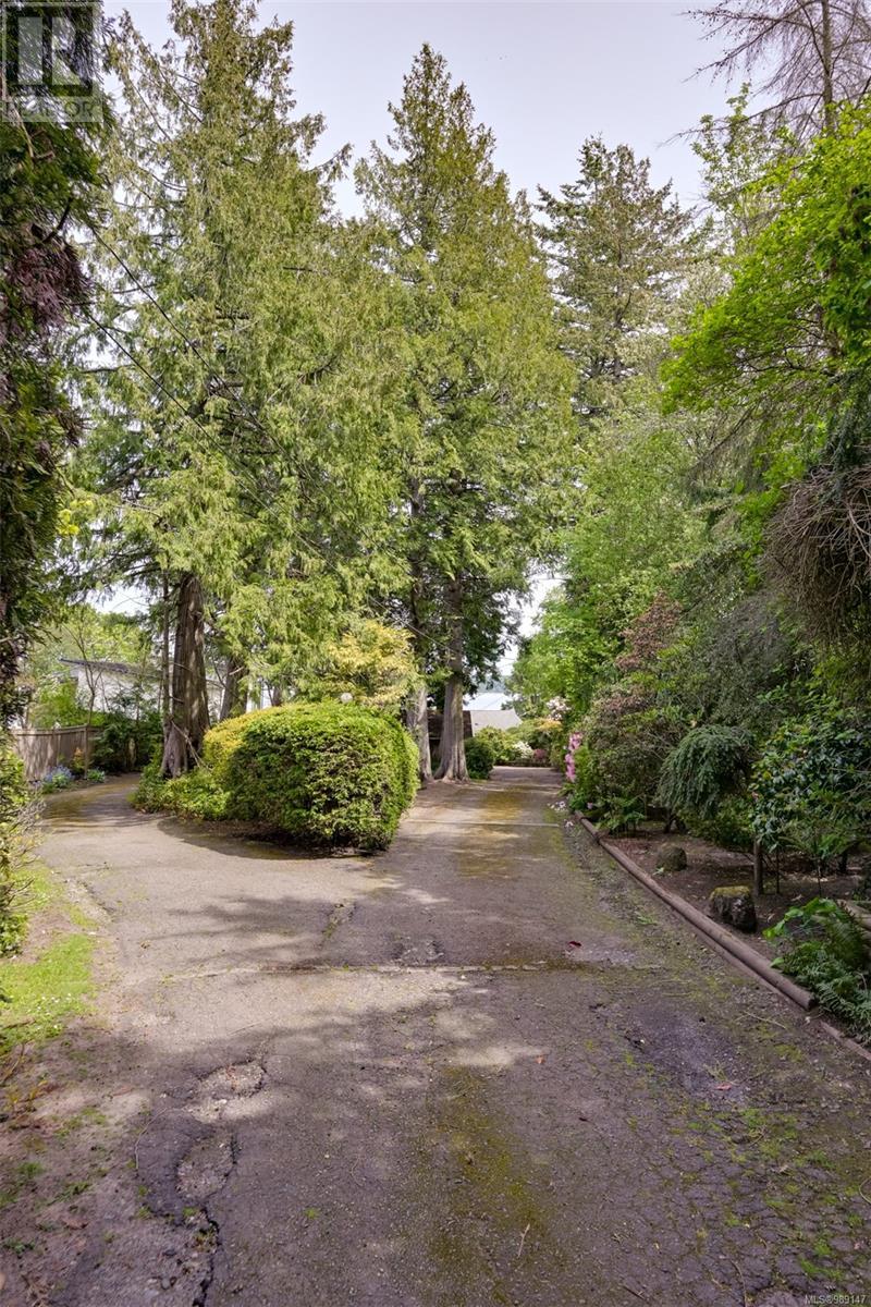  8441 Lochside Drive, Central Saanich