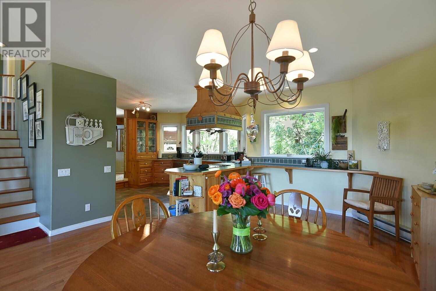 8852 REDROOFFS ROAD, Halfmoon Bay
