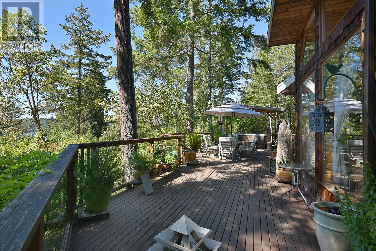 8852 REDROOFFS ROAD, Halfmoon Bay