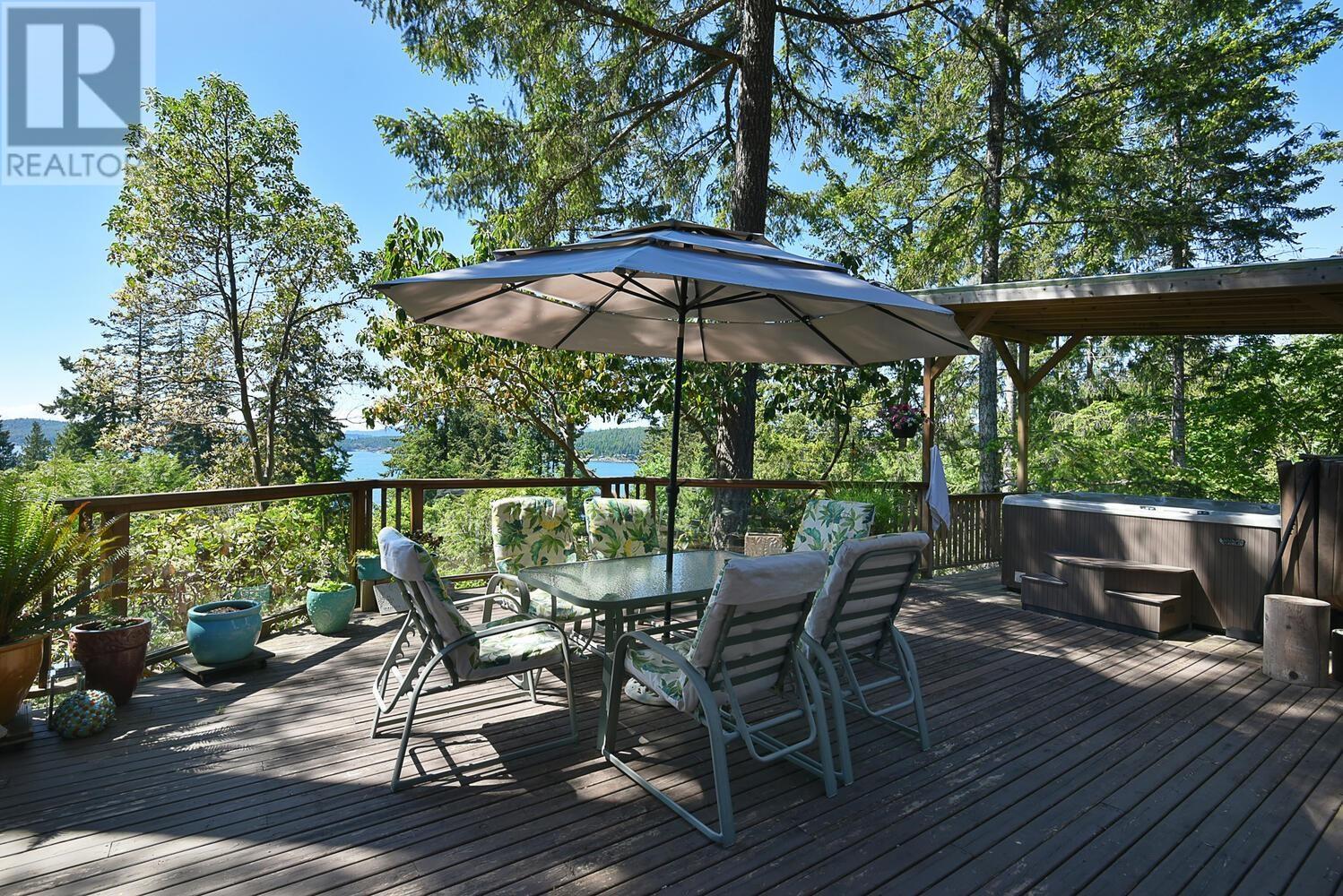 8852 REDROOFFS ROAD, Halfmoon Bay