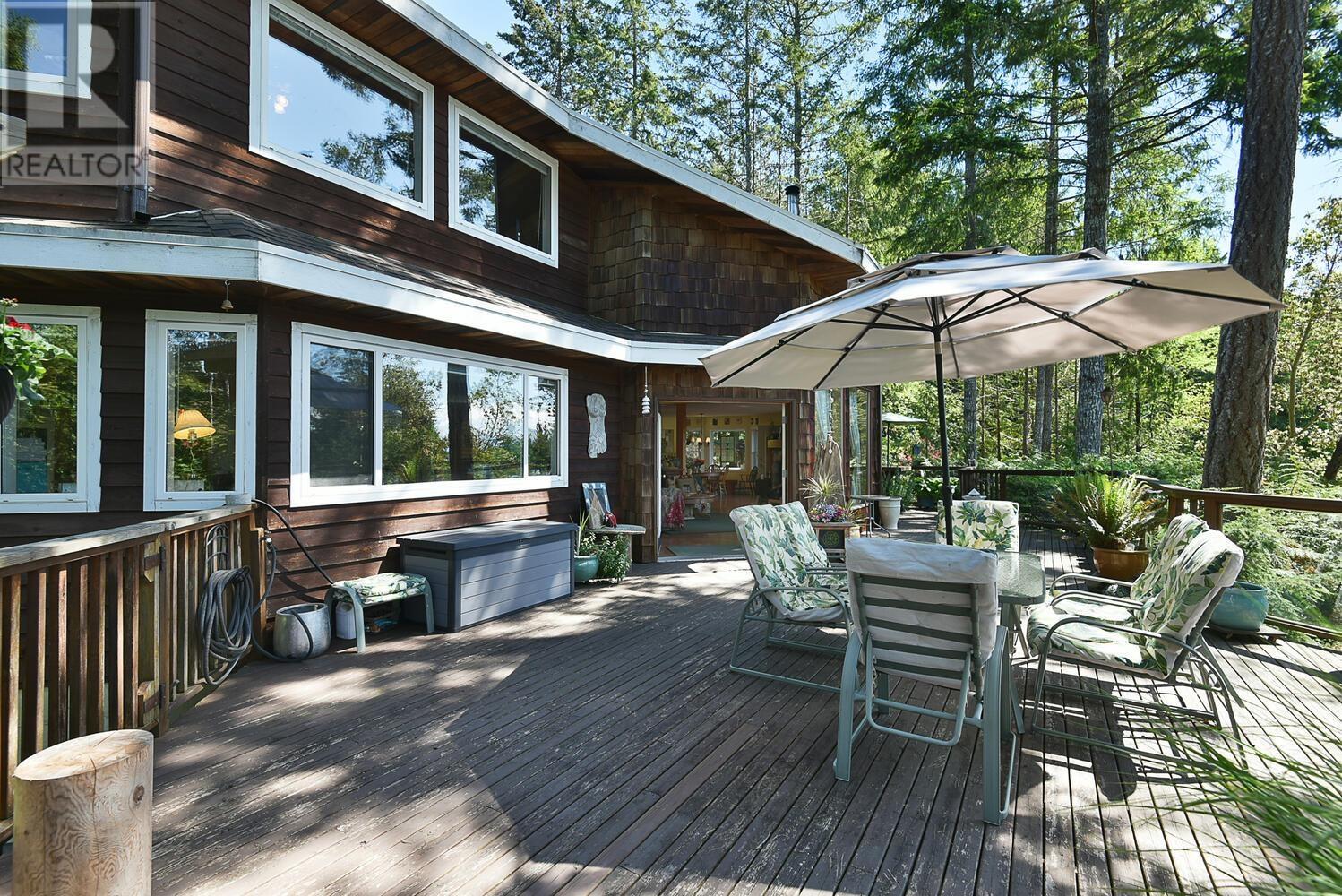 8852 REDROOFFS ROAD, Halfmoon Bay