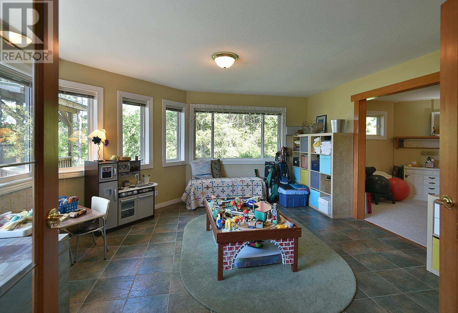 8852 REDROOFFS ROAD, Halfmoon Bay