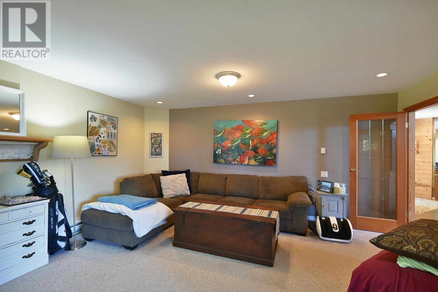 8852 REDROOFFS ROAD, Halfmoon Bay