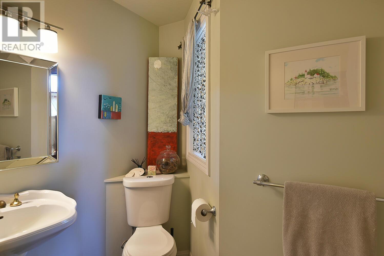 8852 REDROOFFS ROAD, Halfmoon Bay
