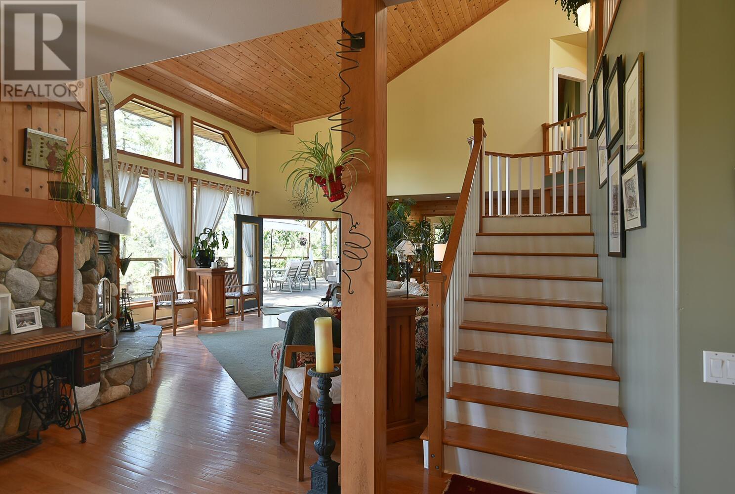 8852 REDROOFFS ROAD, Halfmoon Bay