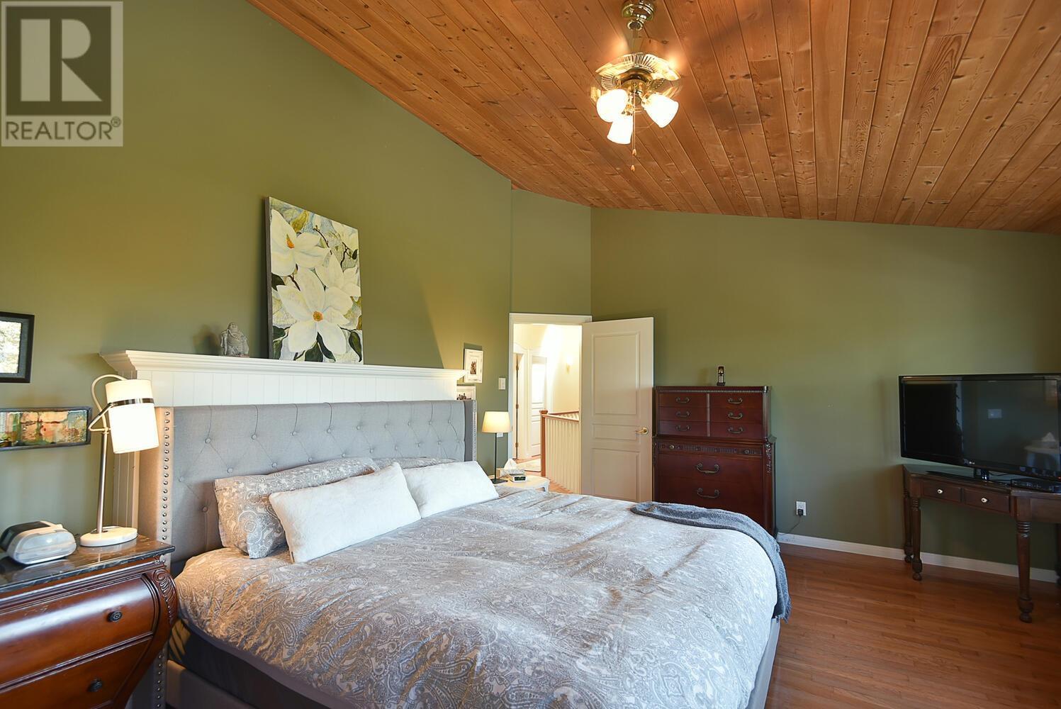 8852 REDROOFFS ROAD, Halfmoon Bay