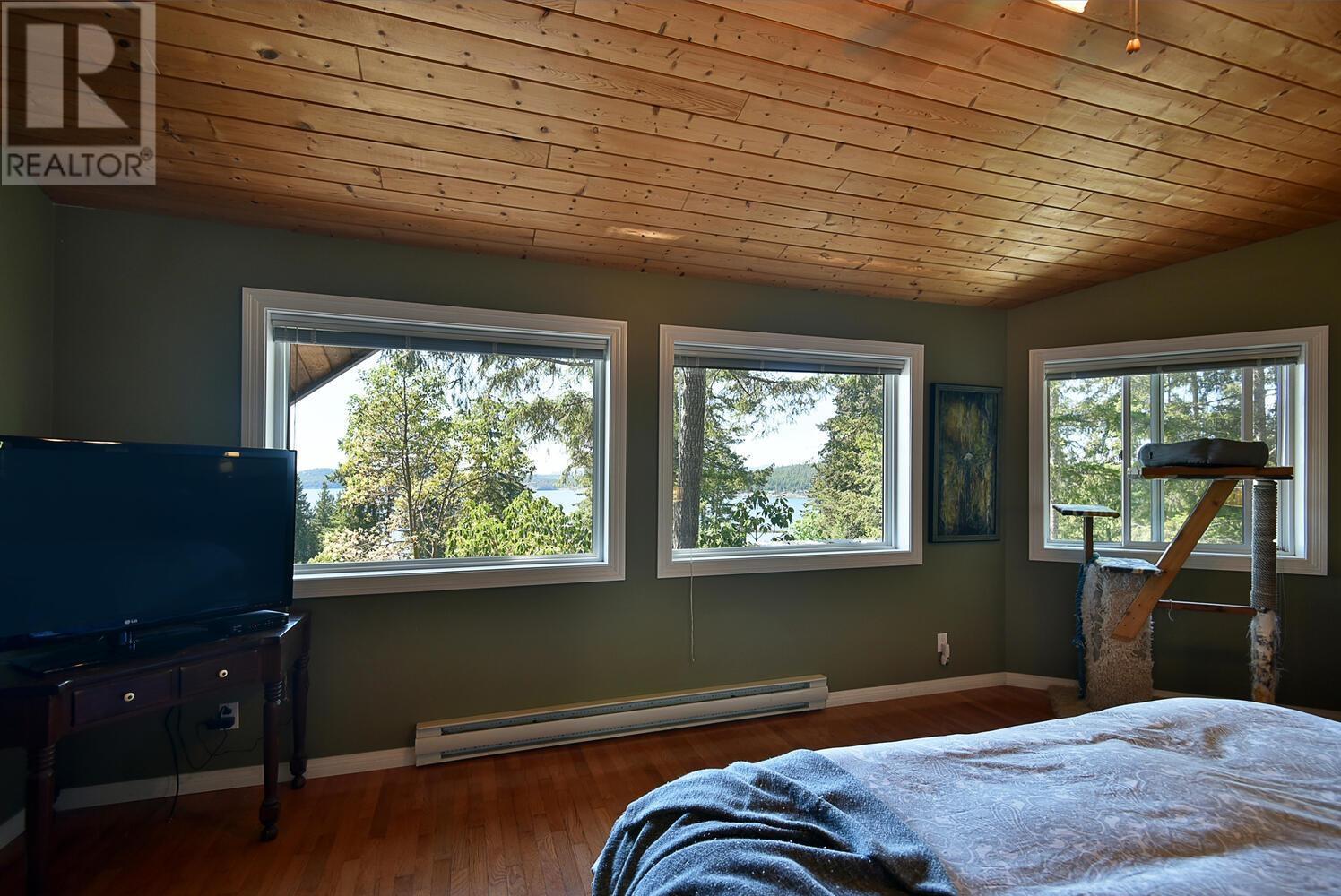 8852 REDROOFFS ROAD, Halfmoon Bay