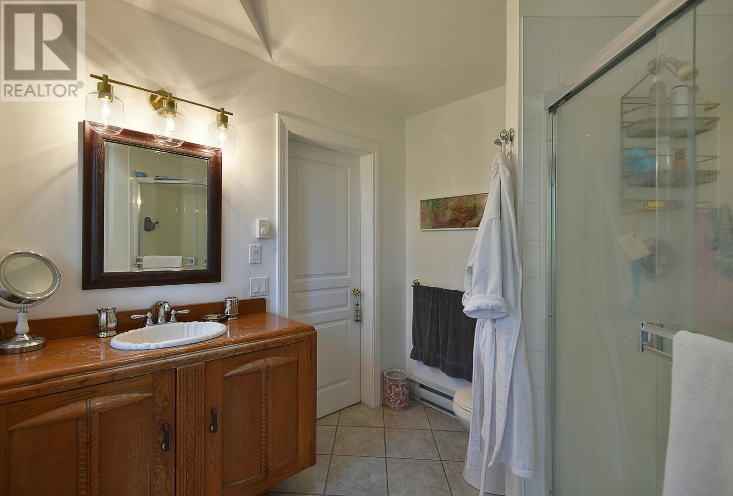 8852 REDROOFFS ROAD, Halfmoon Bay