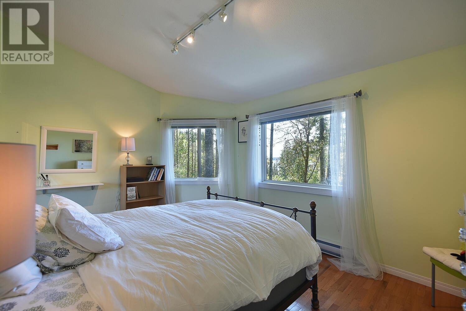 8852 REDROOFFS ROAD, Halfmoon Bay