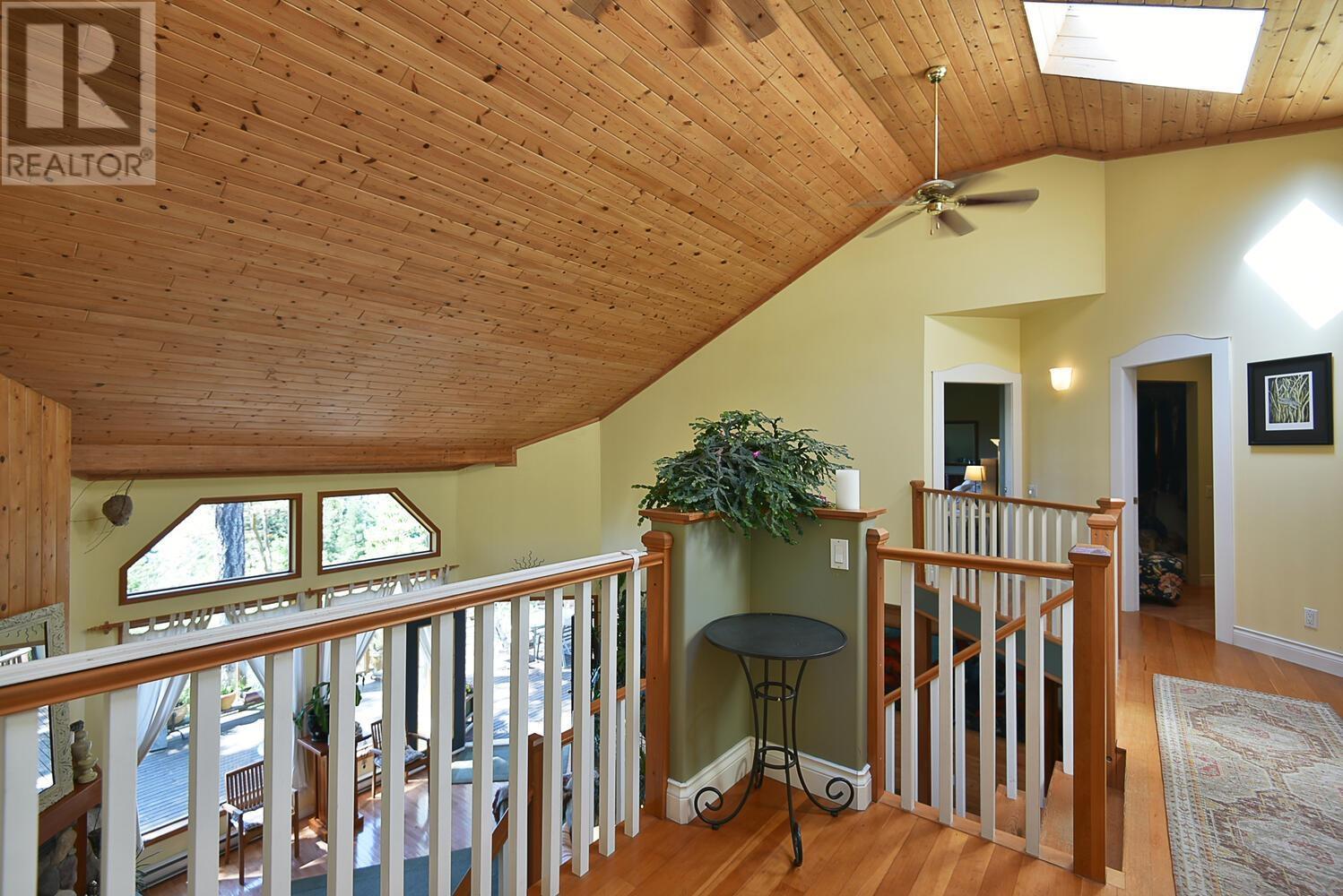 8852 REDROOFFS ROAD, Halfmoon Bay