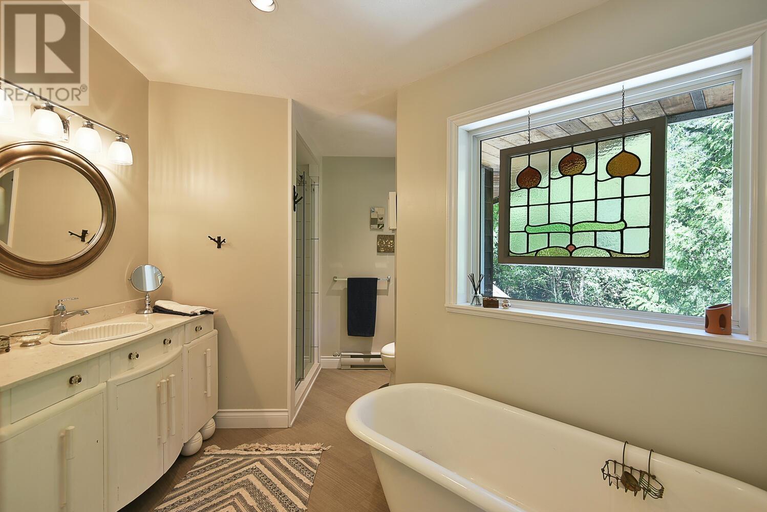 8852 REDROOFFS ROAD, Halfmoon Bay