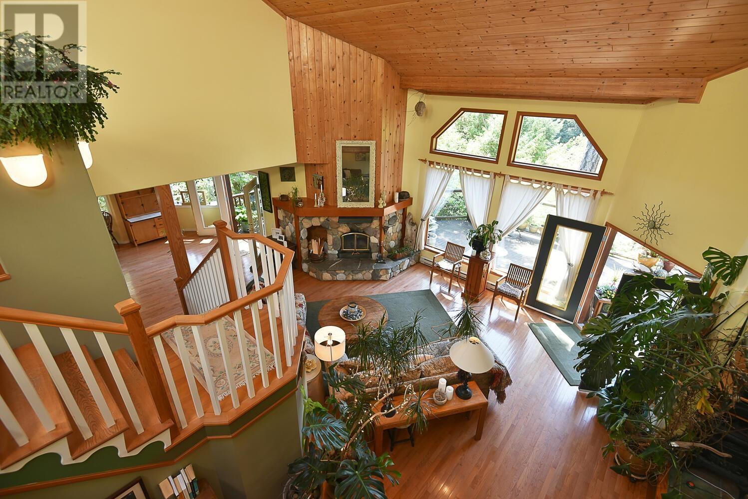 8852 REDROOFFS ROAD, Halfmoon Bay