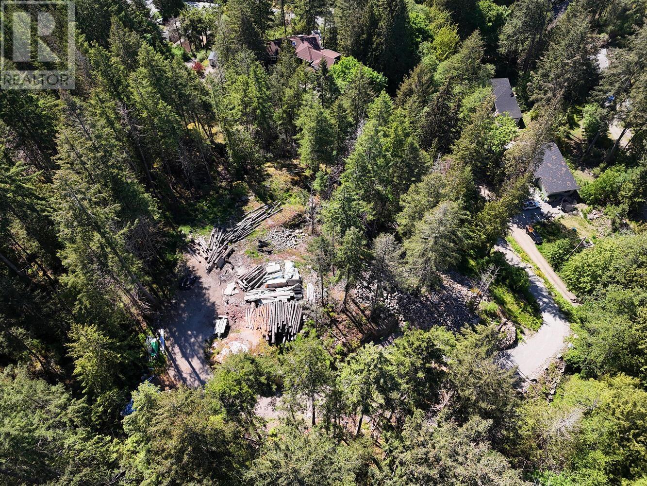 8852 REDROOFFS ROAD, Halfmoon Bay