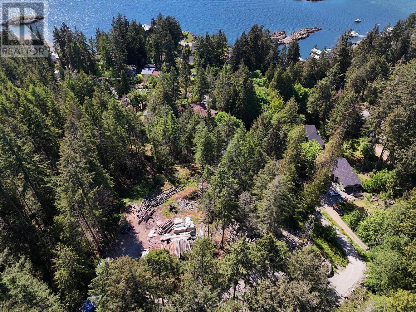 8852 REDROOFFS ROAD, Halfmoon Bay