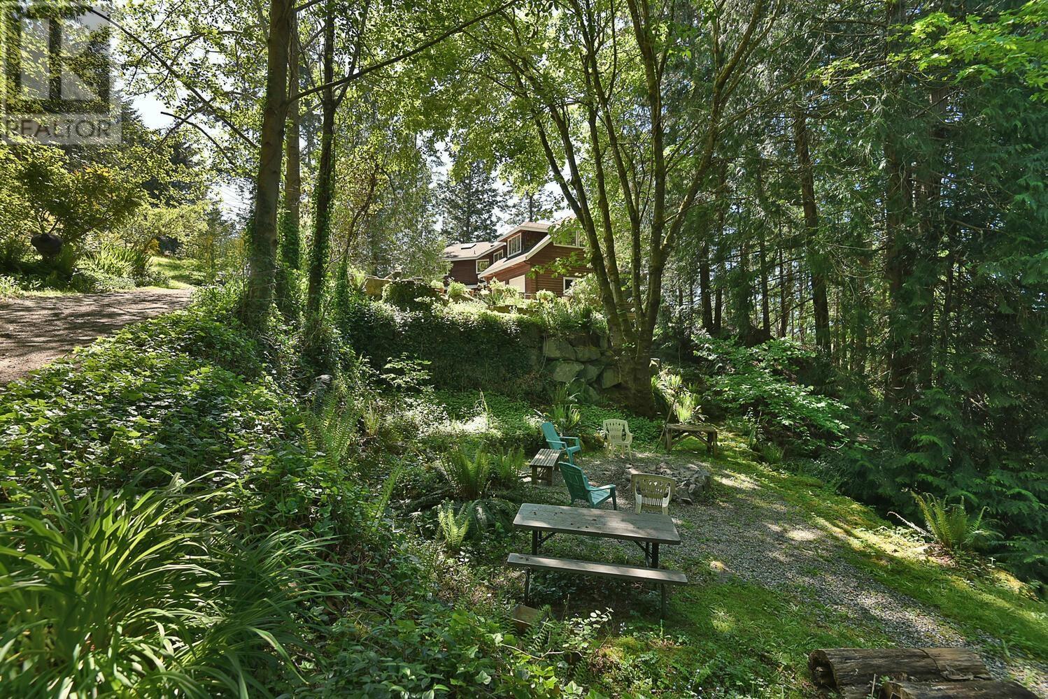 8852 REDROOFFS ROAD, Halfmoon Bay