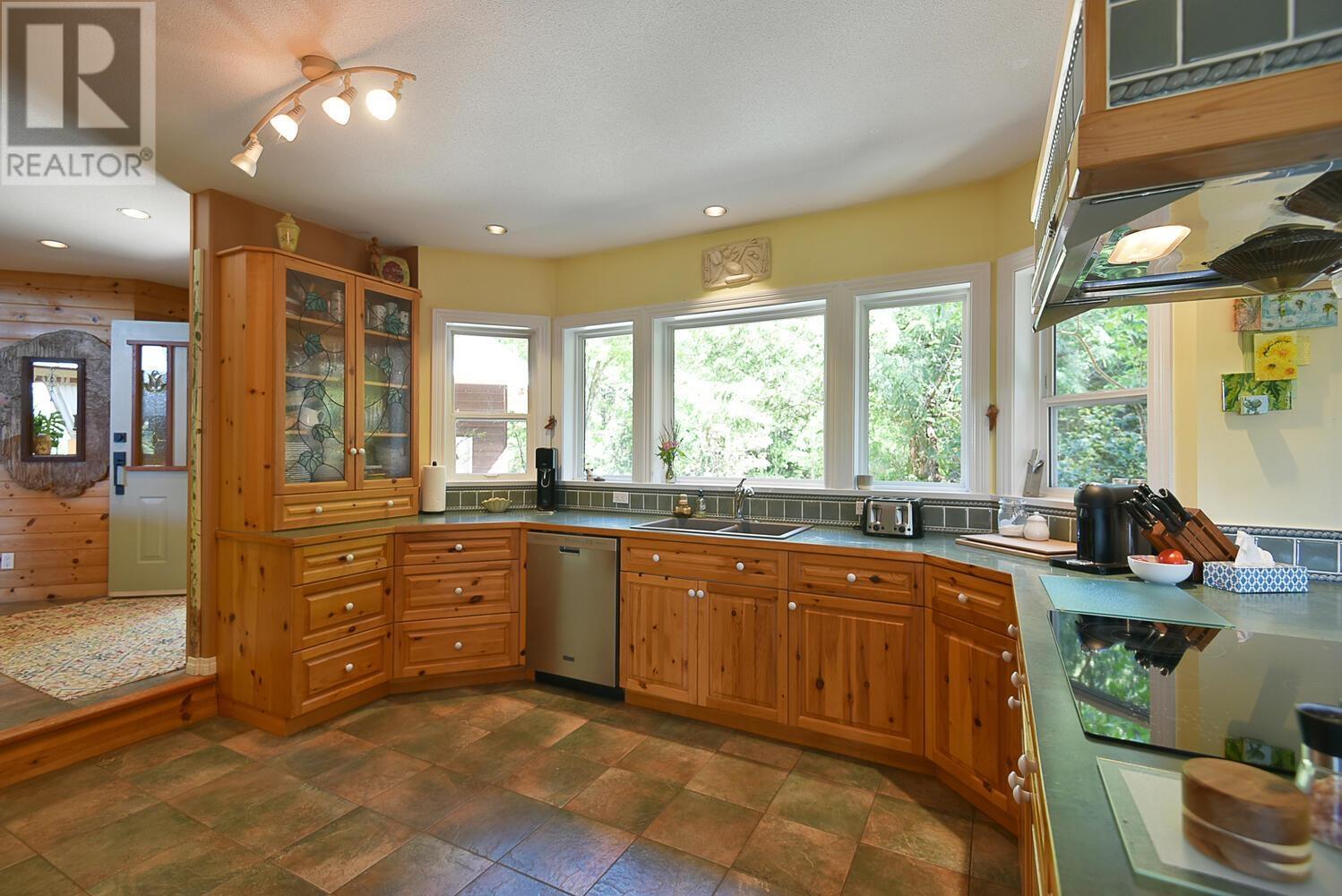 8852 REDROOFFS ROAD, Halfmoon Bay