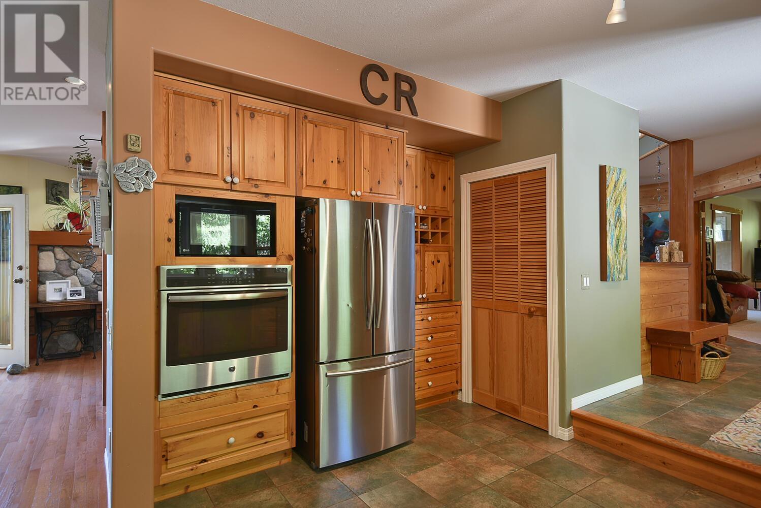 8852 REDROOFFS ROAD, Halfmoon Bay