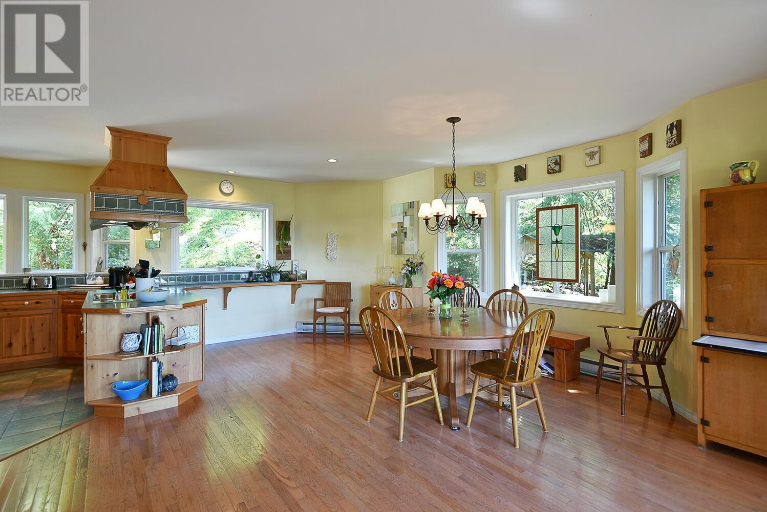 8852 REDROOFFS ROAD, Halfmoon Bay