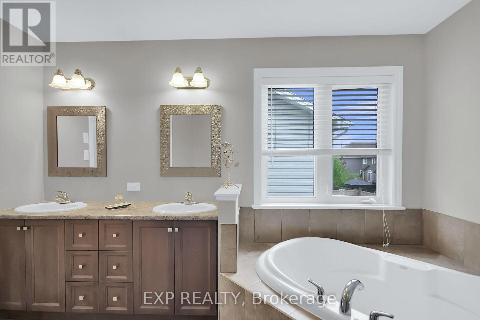 Photo 30 of 132 Gracewood Crescent, Ottawa ON