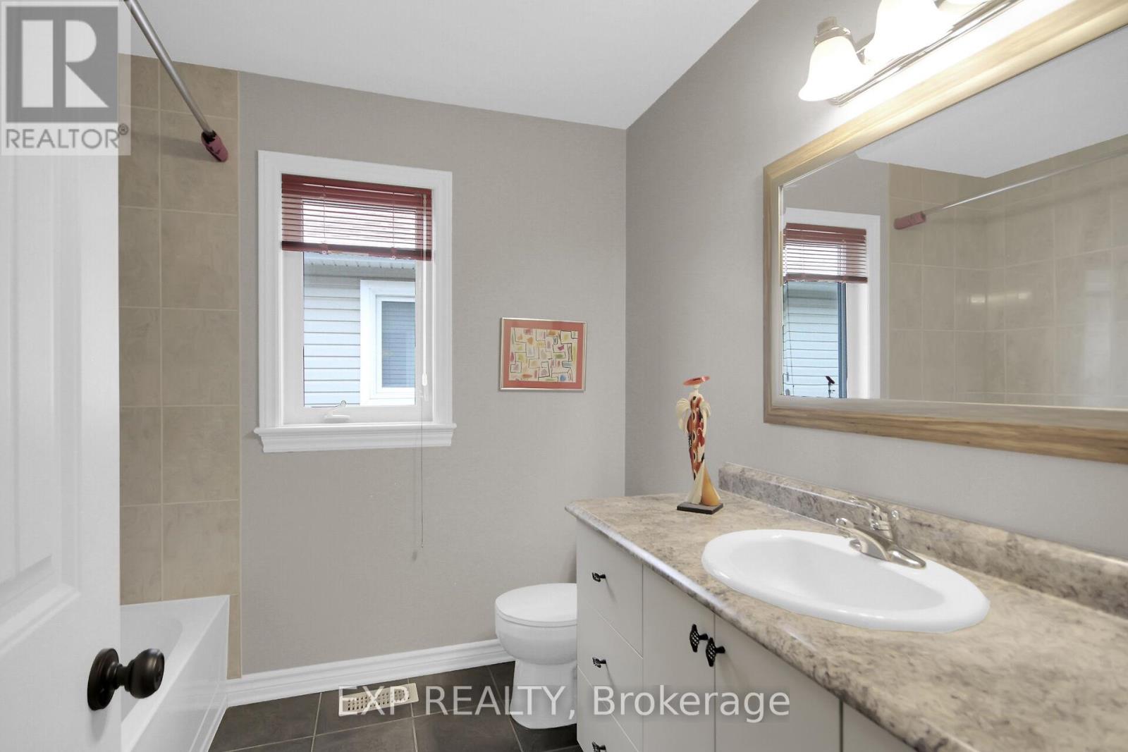 Photo 41 of 132 Gracewood Crescent, Ottawa ON