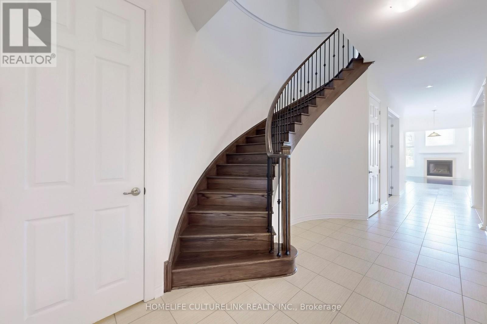 Photo 7 of 91 Chaiwood Court, Vaughan ON