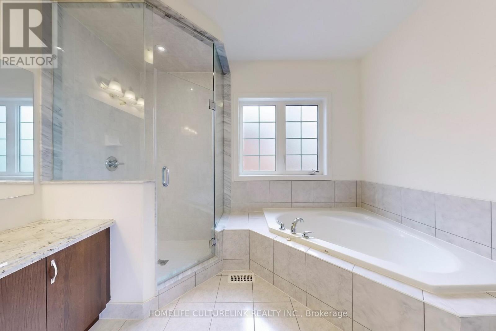 Photo 5 of 91 Chaiwood Court, Vaughan ON