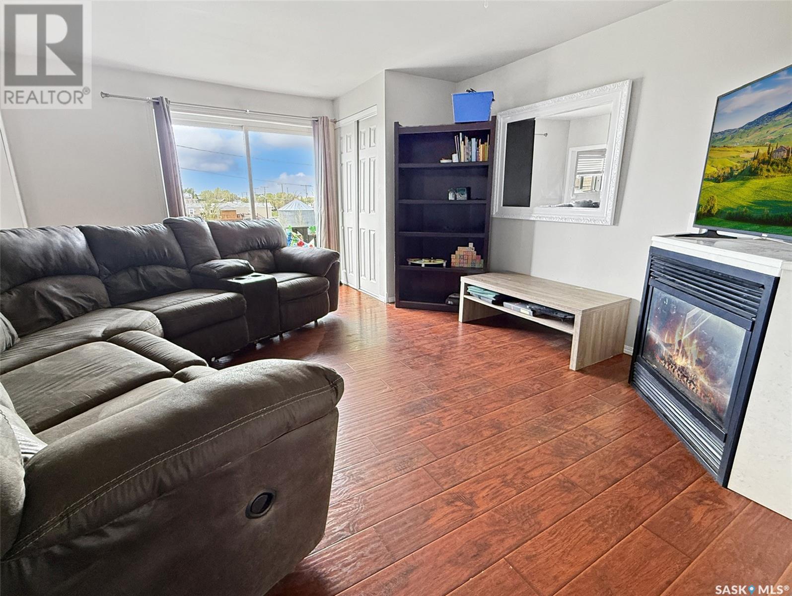 Photo 11 of 800 Railway Avenue, Webb SK