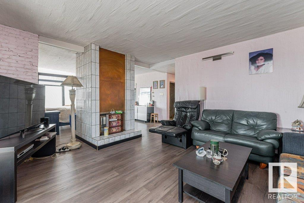 Photo 18 of 8638 Saskatchewan Dr Nw, Edmonton AB