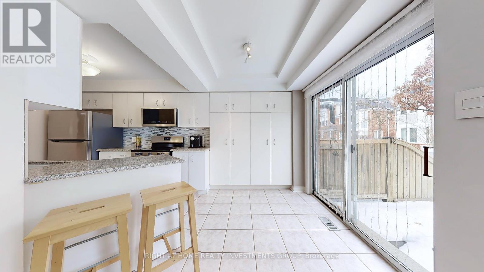 Photo 10 of 157 18 Clark Avenue W, Vaughan ON